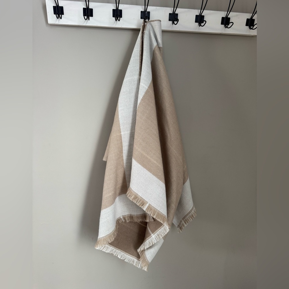 Banana Republic Beige and White Scarf